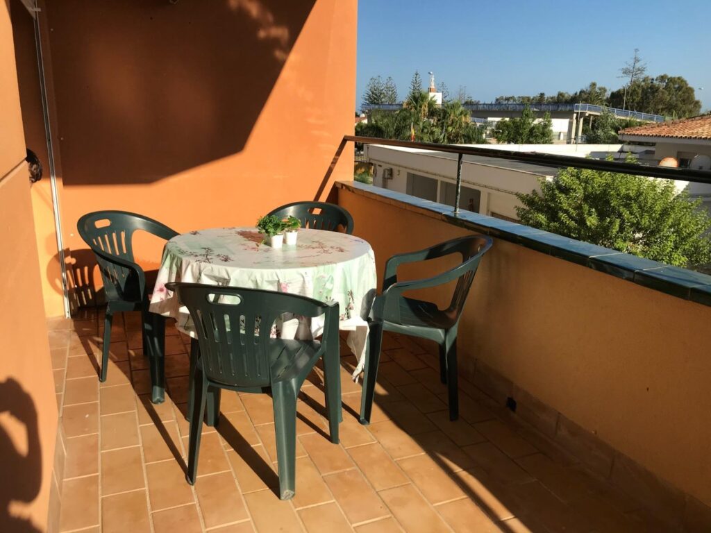 apartamento con terraza y vistas al mar en sabinillas apartment with terrace and sea views in sabinillas en españa