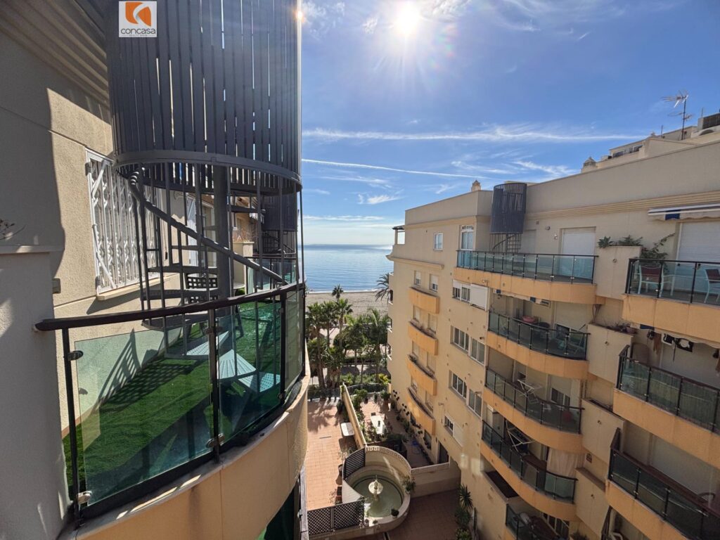 ático en primera línea de playa, en estepona penthouse in beachfront in estepona en españa